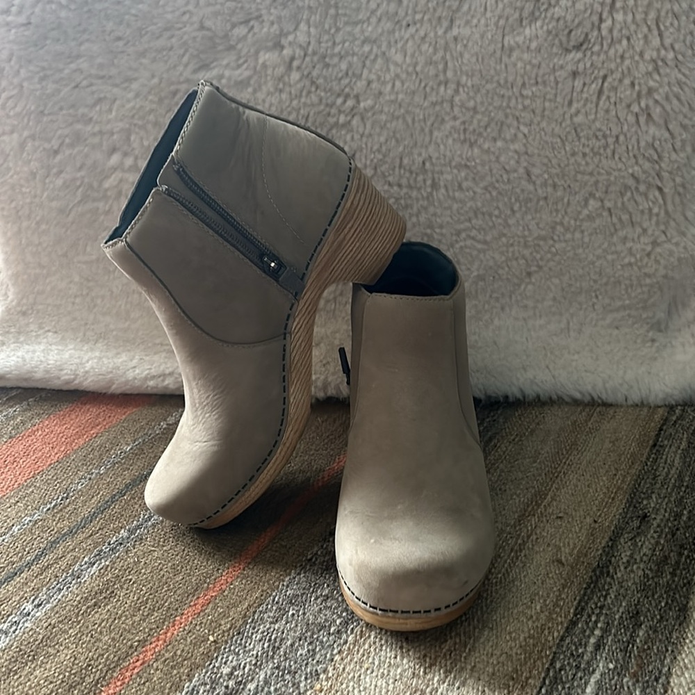 Dansko Lizanne Boot. Size 37. Dove Grey.